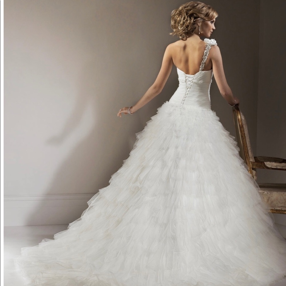 Wedding dress - Picture 2 of 2